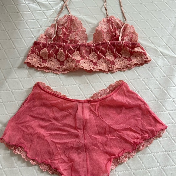 Two piece intimate - Picture 3 of 3